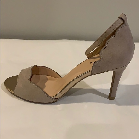 Taupe scalloped heels. - Picture 4 of 5